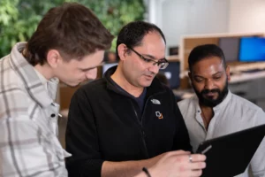 Drei Mitarbeiter von DT Netsolution kümmern sich um den Cloud-Service.